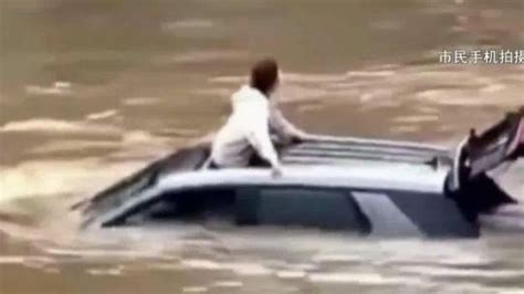 女子连车坠入河中 漂流数公里后慢慢沉入水中_凤凰网视频_凤凰网