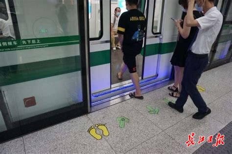 穿凉拖上地铁要小心，她的鞋掉到列车与站台的间隙里了_武汉_新闻中心_长江网_cjn.cn