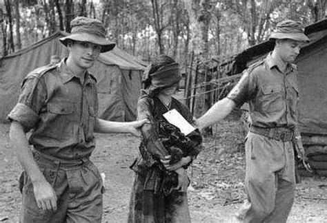 悲伤的越战老照片：女战士被俘虏，命运不在自己手里