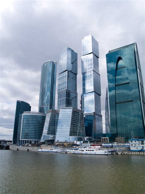 莫斯科摩天大楼夜景图片-夜空下的莫斯科城市摩天大楼素材-高清图片-摄影照片-寻图免费打包下载