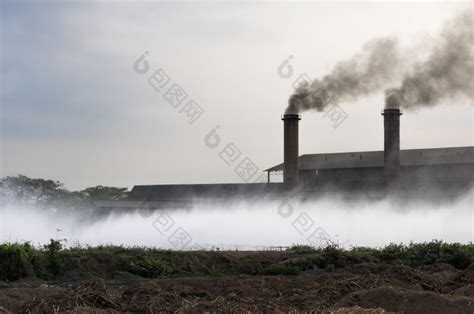 空气污染与黑色的烟从烟囱和工业浪费工业浪图片-包图网