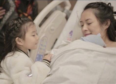 章子怡在微博发文宣布已在元旦二胎生子，晒出醒醒和汪峰逗着小宝宝照片-新闻资讯-高贝娱乐