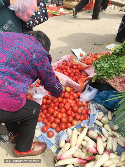 高龄的农民在集市卖菜，其中原因有4个，看着让人心酸