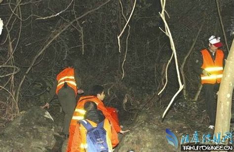 男子雨天坠入百米深坑，消防人员绳降救援_手机新浪网