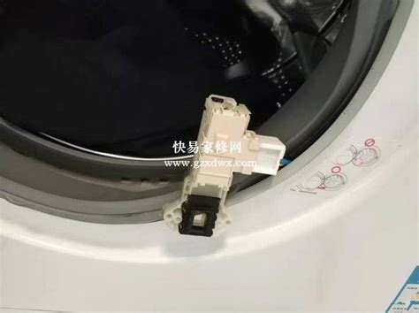 1.洗衣粉盒下面的进水软管与配重水泥块磨穿，漏水，导致底部电脑板进水损坏。更换黑色进水软管。
