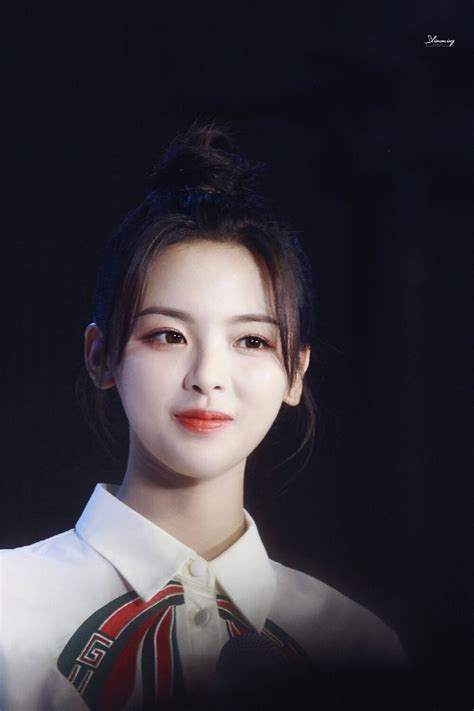 杨超越壁纸图片