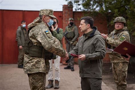 东乌局势升级！乌克兰总统亲赴前线，北约装备抵达，普京面临选择|基辅|北约|东乌_新浪新闻