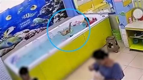 广东4岁女童泳池内溺亡 身旁多名成年人全程未察觉_凤凰网视频_凤凰网