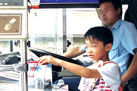 便民 | 这四类人坐公交车免费啦！儿童乘公交免票身高调整至1.3米|重庆|免票|身高_新浪新闻