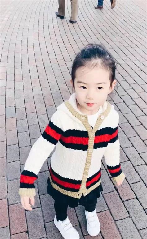 33岁戚薇近照仍如少女，与李承铉写真超美，混血女儿已经两岁了！