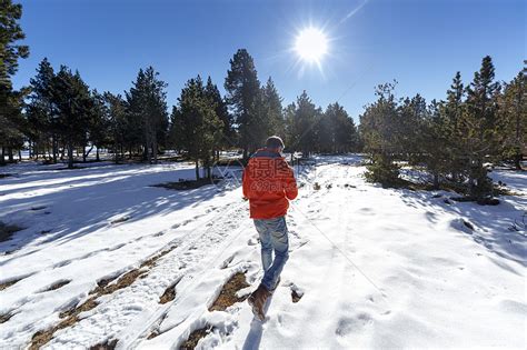 雪地上的人高清图片下载-正版图片501525908-摄图网
