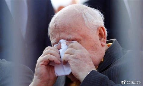 俄罗斯阅兵式上，戈尔巴乔夫黯然抹泪_手机凤凰网