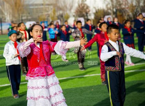 甘肃酒泉：哈萨克族特色舞走俏校园-人民图片网