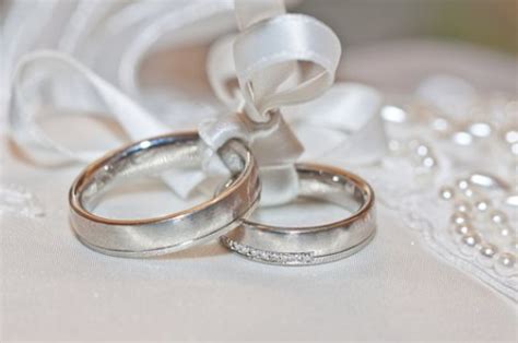 结婚戒指怎么戴男和女，佩戴结婚戒指注意事项_易安居吉祥网