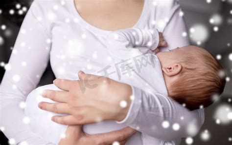 女人抱着婴儿摄影图片-女人抱着婴儿摄影作品-千库网