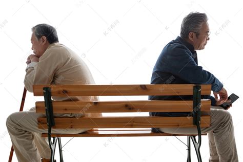 坐在长椅上的老年人高清摄影大图-千库网