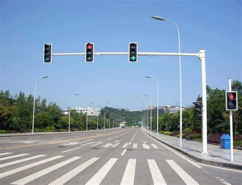 十字路口上的红绿灯高清图片下载-正版图片503321579-摄图网