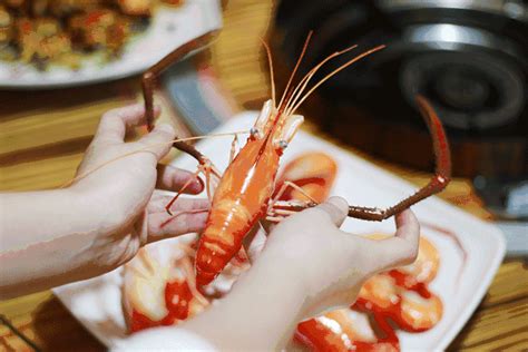 大虾的这个做法，好吃不浪费，虾头和虾皮都能吃，比煮的好吃百倍