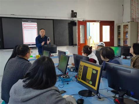 江阴市人民政府门户网-市中小学教师信息技术应用能力提升工程2.0工作推进会在周庄中学举办