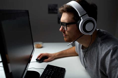在家玩电脑的男人图片-男人戴着耳机在家玩电脑素材-高清图片-摄影照片-寻图免费打包下载