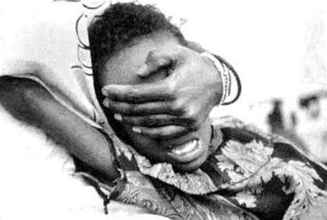 实拍非洲女孩割礼全过程，真的是不忍直视，看着都心疼