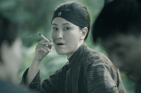 王茜变“烟鬼”《烈火红岩》成另类“双枪老太婆” - 电视剧动态 - 海润影视官方网站