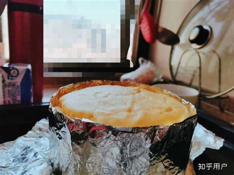 人们从室内烤箱中取出美味新鲜的自制蛋糕，特写镜头照片摄影图片_ID:417616607-Veer图库
