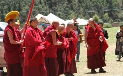 在西藏，“达赖喇嘛”“班禅喇嘛”和“活佛”有什么区别 - 知乎