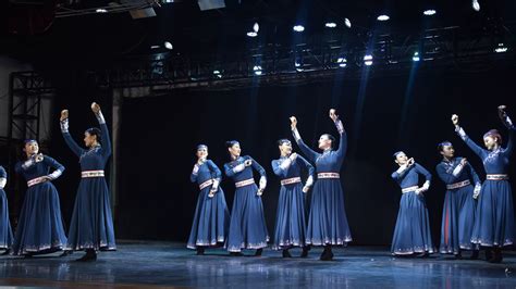 300名青少年演员用舞蹈 “致敬红领巾”，庆祝建党100周年