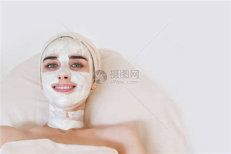 在spa沙龙的美容治疗带着泥面膜的女人在日间水疗沙龙使用水疗高清图片下载-正版图片502968406-摄图网