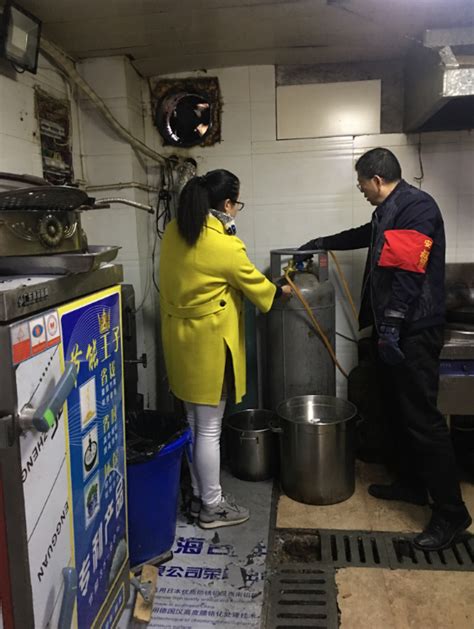 新东街道：外仓社区开展对餐饮店液化气安全使用情况检查活动