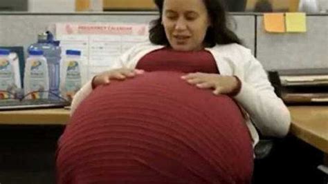 胎儿在妈妈肚子里都会干嘛_宫爱网