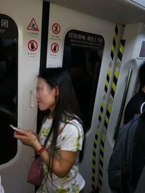 看天下：女子抢着上地铁 被“困”屏蔽门夹层_大楚网_腾讯网
