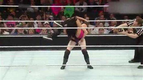 WWE美女的激烈碰撞，各种福利层出不穷！