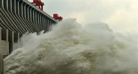 三峡大坝开启泄洪深孔下泄上游来水-人民图片网
