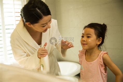 清洗身体保养东亚小女孩和妈妈在卫生间里洗漱高清图片下载-正版图片501966211-摄图网