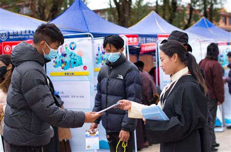 理塘县招聘会现场达成求职意向491人藏地阳光新闻网