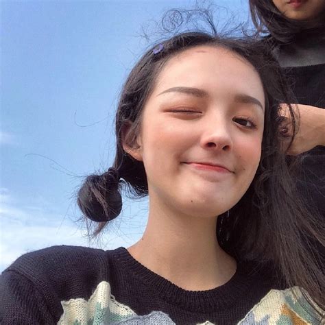 很受伤妆容甜美女生头像