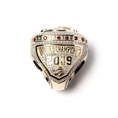 猛龙全队获颁总冠军戒指，戒指镶650颗钻石，14克拉历史之最 - 球迷屋