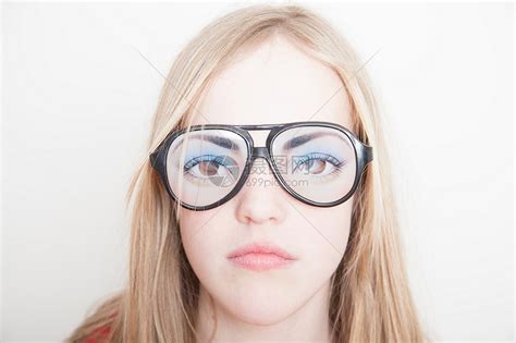 近视眼镜是凸透镜还是凹透镜 近视眼镜是什么镜