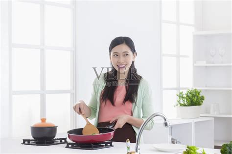 女性,家庭主妇,烹饪照片摄影图片_ID:418099056-Veer图库