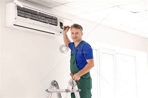 成熟的电工在室内修空调高清图片下载-正版图片505282223-摄图网