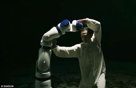 中国发明“功夫机器人”！与大师共舞太极惊呆外国人|机器人|功夫|大师_新浪新闻
