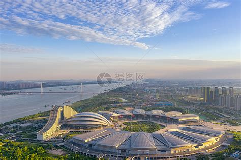 长江边武汉国际博览中心太阳能屋顶环保建筑高清图片下载-正版图片501356889-摄图网