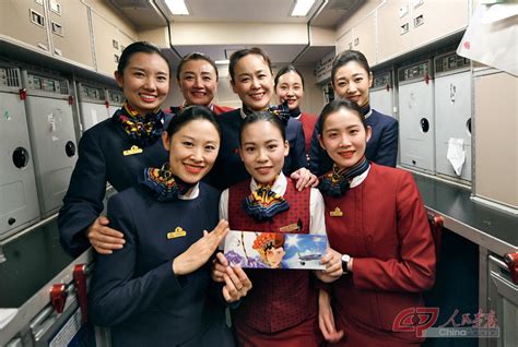 张天爱中国机长空姐造型！网友：航空公司快请她代言，真的美！