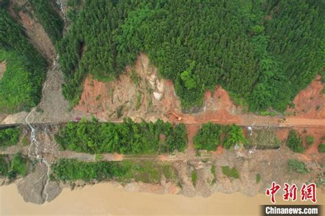 川藏公路芒康段泥石流爆发 致交通中断