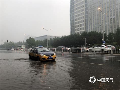 北京突降雷阵雨，圆明园游客雨中游玩热情不减