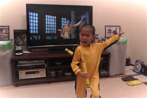 日本5岁男童模仿李小龙玩双截棍走红网络--人民网江苏视窗--人民网