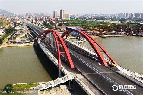 离通车又进一步！内环高架京杭运河桥钢箱梁完成吊装 - 产经 - 济宁 - 济宁新闻网