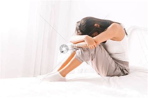 抑郁的女人在床上哭高清图片下载-正版图片502546187-摄图网